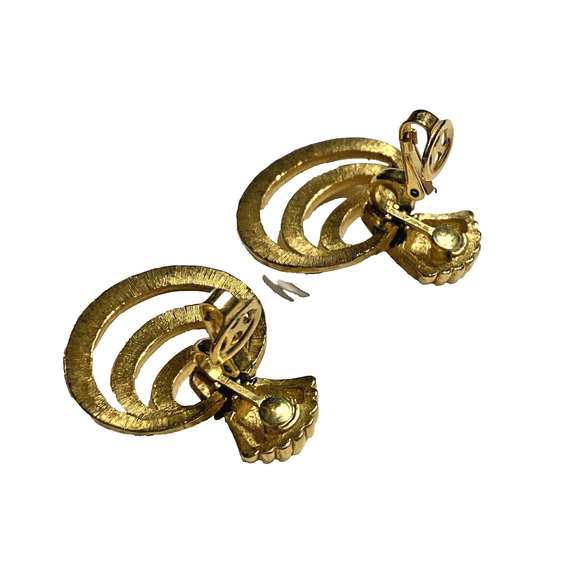 Vintage Crown Trifari Clip On Earrings Goldtone Doorknockers Chic Mid Century - Picture 6 of 7